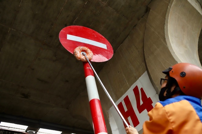 Hà Nội ra quân chỉnh trang cầu, hầm, 'dọn' vi phạm trước nghỉ lễ 30/4- Ảnh 3.