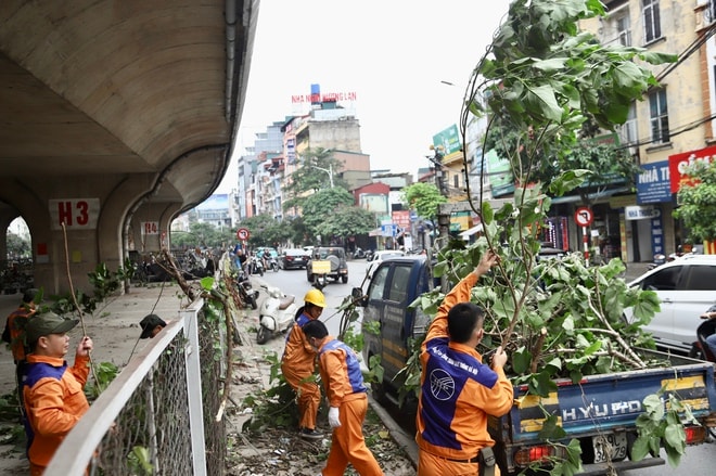 Hà Nội ra quân chỉnh trang cầu, hầm, 'dọn' vi phạm trước nghỉ lễ 30/4- Ảnh 5.
