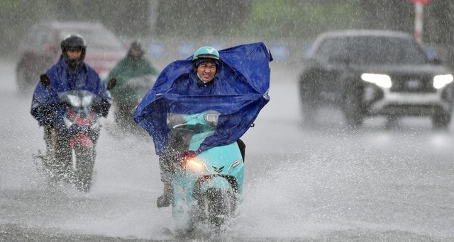 Cảnh báo mưa dông, lốc sét nhiều khu vực chiều tối và đêm nay- Ảnh 1.