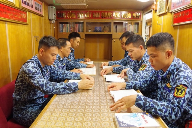 Thủy thủ tàu ngầm đọc sách dưới lòng biển sâu- Ảnh 3.