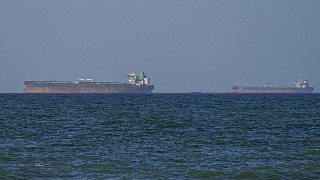 Iran đe dọa tấn công các tàu đang tiến vào eo biển Hormuz- Ảnh 1.