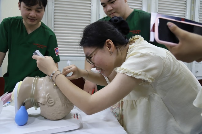 Hơn 3.000 học sinh, phụ huynh tham gia ngày hội tư vấn tuyển sinh y dược- Ảnh 2.