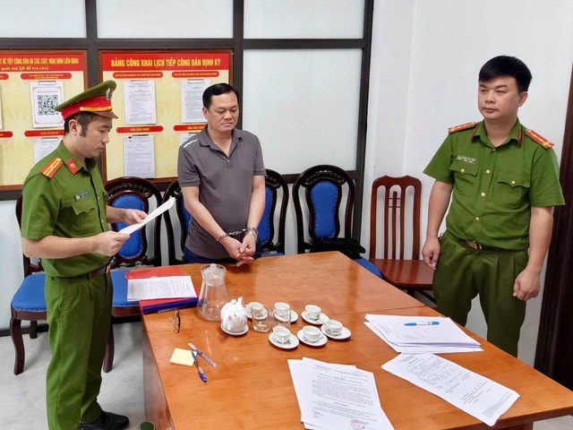 Bắt nguyên cán bộ Ủy ban Kiểm tra Tỉnh ủy Hòa Bình (cũ) - Ảnh 1.