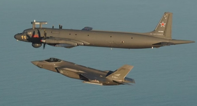 Tiêm kích tàng hình F-35 Na Uy chặn trinh sát cơ Nga trên biển Barents- Ảnh 1.