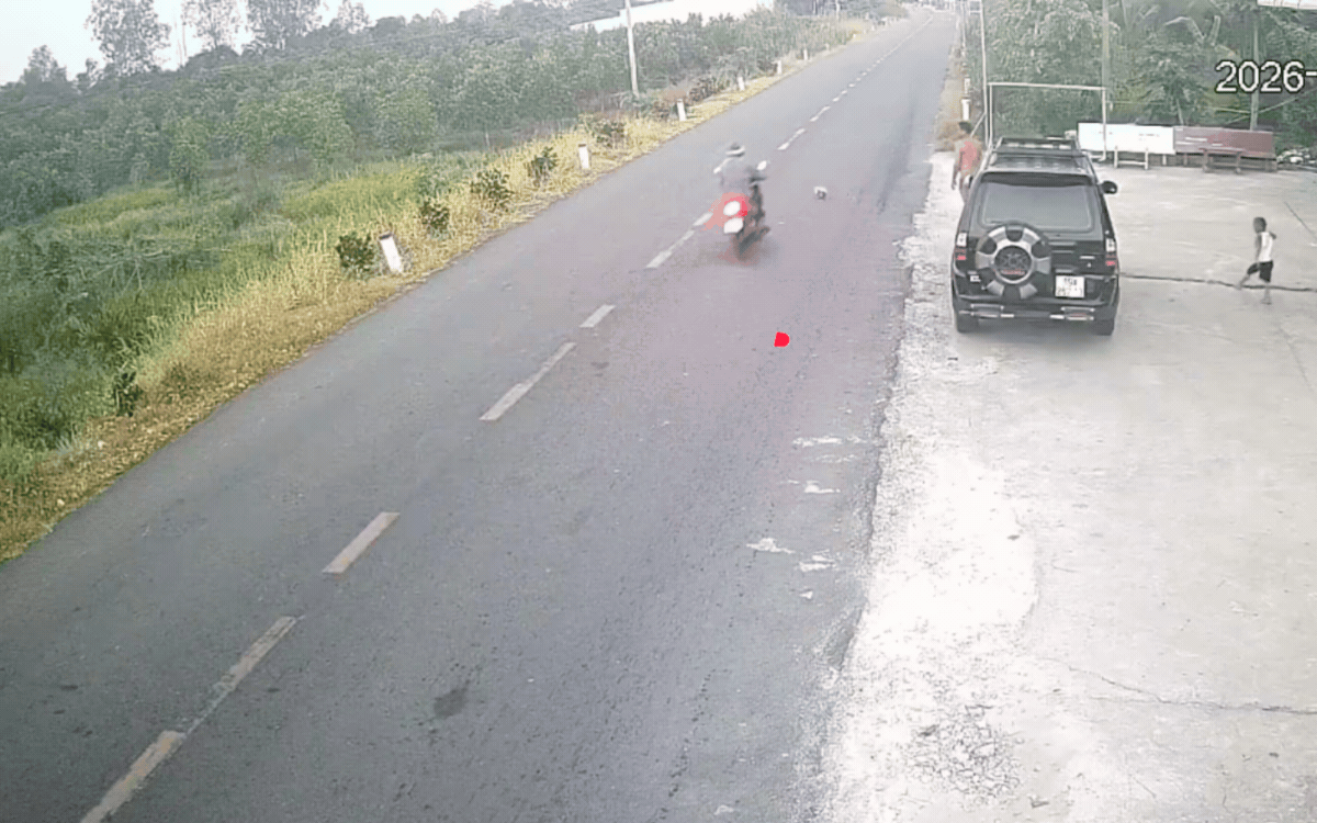 Trong lúc lưu thông trên Tỉnh lộ 908, một người đàn ông va chạm với quả bóng do trẻ nhỏ đá ra đường, dẫn đến tai nạn nghiêm trọng.