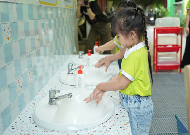 Bệnh tay chân miệng xuất hiện ở 126 xã, phường, Hà Nội kích hoạt chiến dịch phòng dịch trong trường học- Ảnh 3.