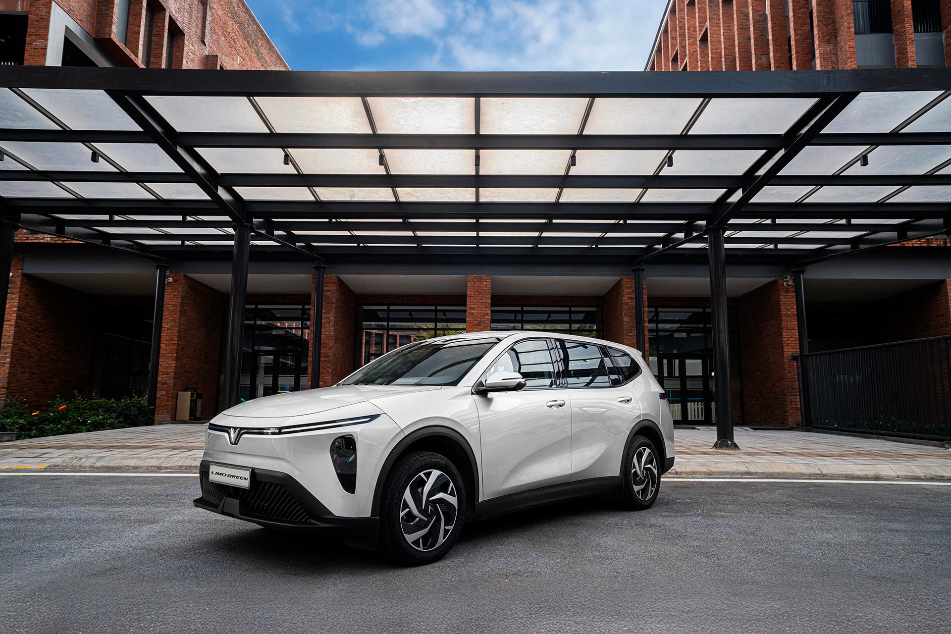 Lợi thế cho chủ xe VinFast: Trạm sạc phủ rộng, '0 đồng nhiên liệu' suốt 3 năm - 2