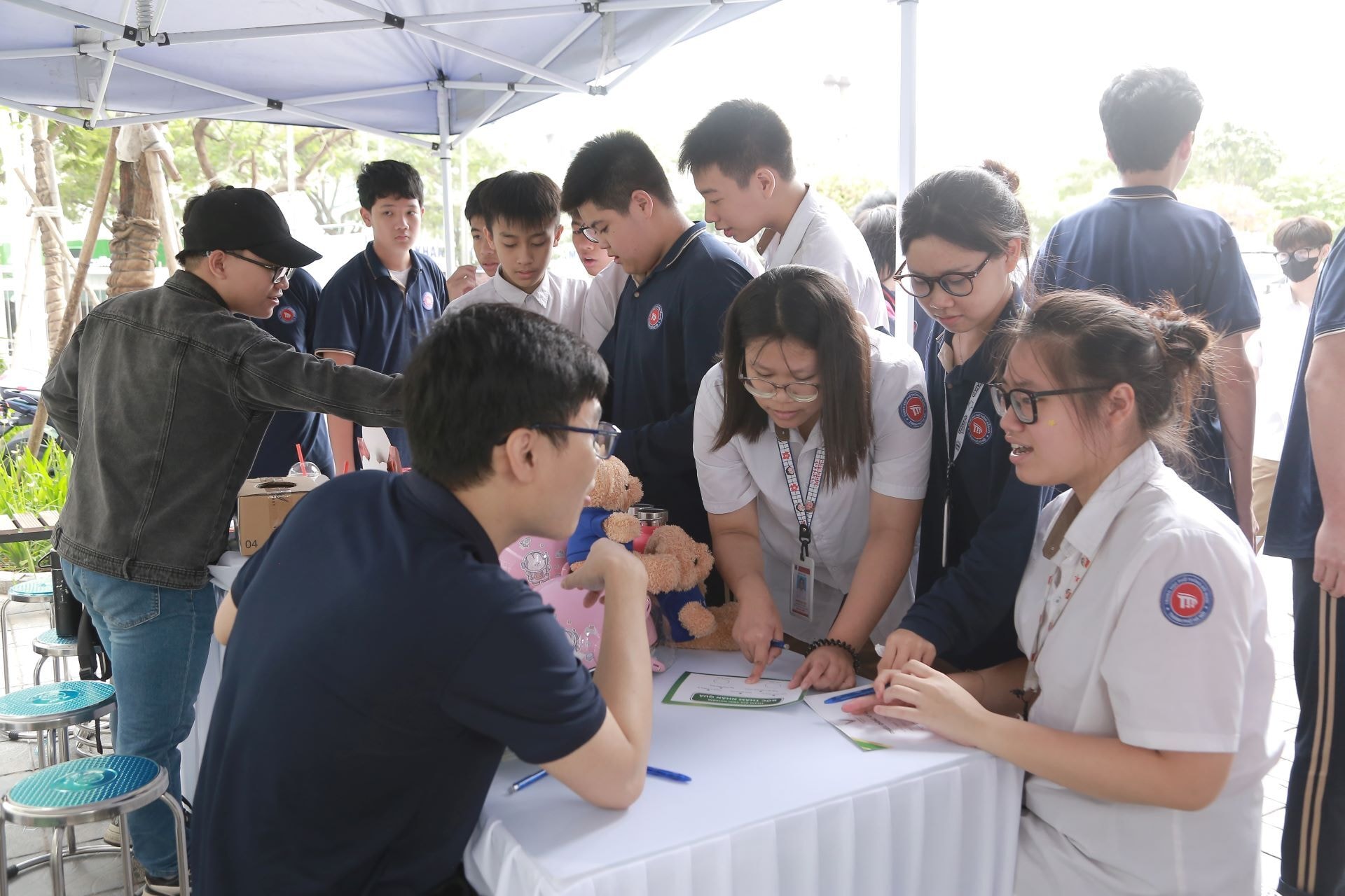 Học sinh trường THPT Đỗ Mười nô nức đăng ký lái thử và nhận tư vấn về các mẫu xe máy điện VinFast.