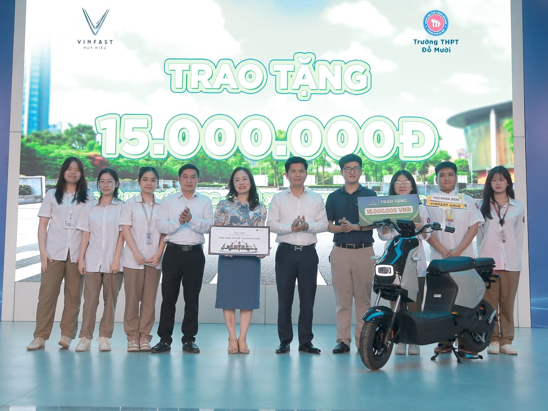Đại diện VinFast trao tặng học bổng và quà tặng xe máy điện Amio cho các học sinh có thành tích học tập tốt của nhà trường.