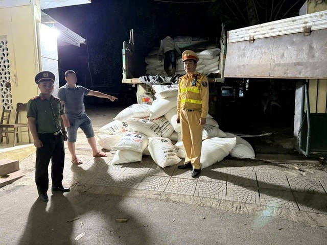 Xe tải chạy 'như bay' lúc đêm khuya, lộ 200 bao tải chứa chất lạ- Ảnh 1.