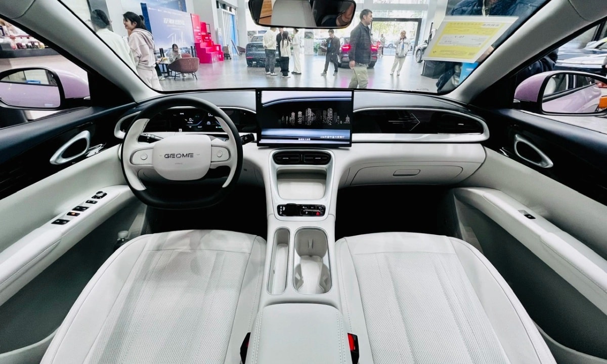 Khoang nội thất Geely EX2 Max ưu tiên sự tối giản với các phím bấm vật lý dễ thao tác.