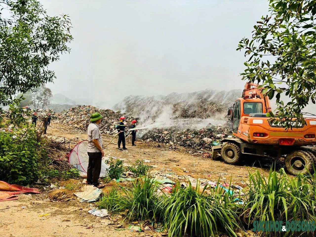 Người dân ngột ngạt khi bãi rác rộng 2 ha cháy âm ỉ cả tuần- Ảnh 5.