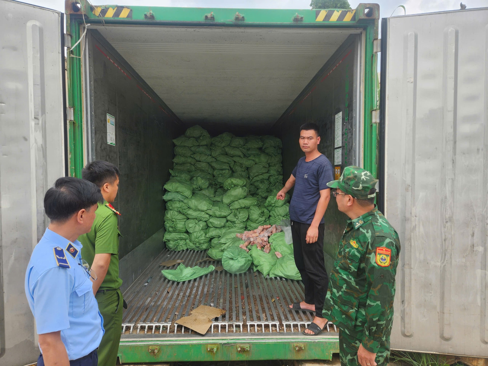 Khám 3 kho hàng vùng biên, phát hiện hơn 25 tấn chân lợn, cánh gà đông lạnh không rõ nguồn gốc- Ảnh 2.