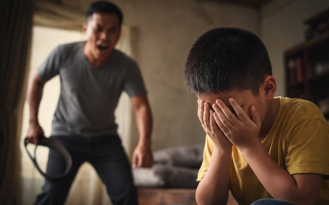 Bố nghi đánh con tử vong ở Lào Cai: Khi 'dạy con' bằng đòn roi vượt lằn ranh- Ảnh 2.