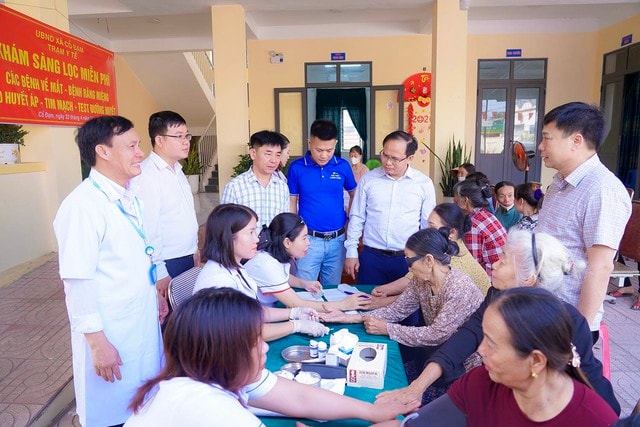 Hàng trăm người dân Hà Tĩnh được khám, sàng lọc bệnh miễn phí- Ảnh 1.