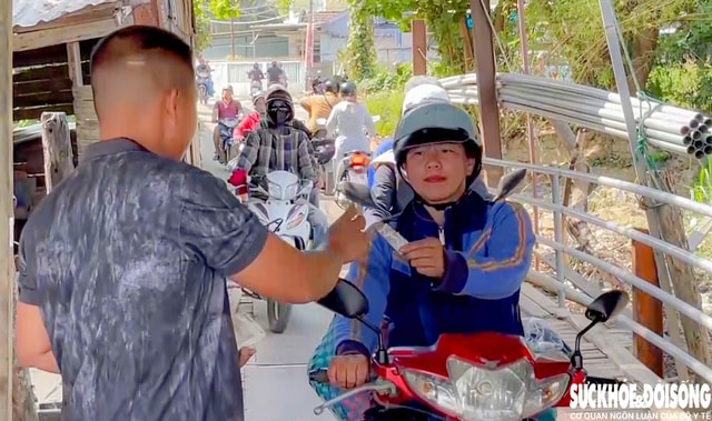Hàng nghìn hộ dân ở Tây Nha Trang ‘đánh cược’ an toàn khi qua cầu gỗ tạm- Ảnh 2.