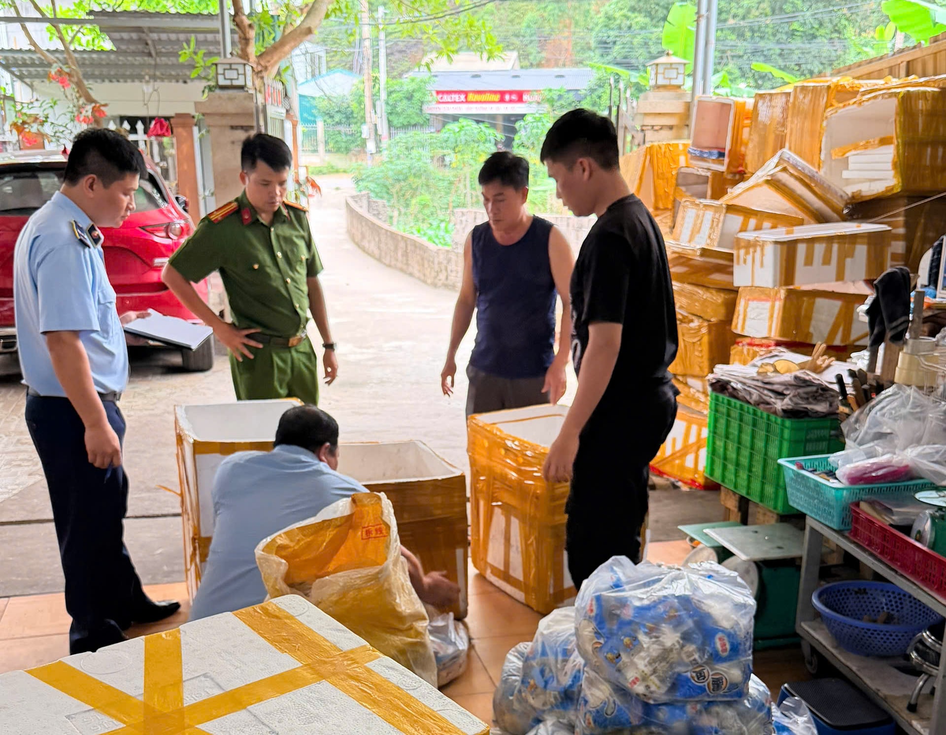 Phát hiện gần 3 tạ chả mực không rõ nguồn gốc ở Quảng Ninh- Ảnh 1.