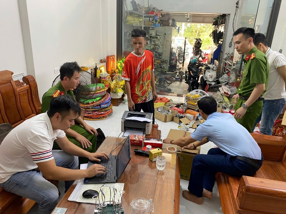 Chủ cửa hàng sửa chữa xe máy làm Tiktok hướng dẫn 'độ chế' phương tiện- Ảnh 1.