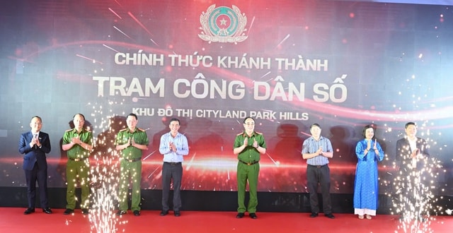Trạm Công dân số đưa dịch vụ công và y tế số 'chạm cửa' người dân- Ảnh 1.