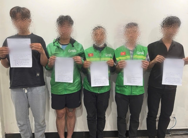 Phát hiện nhóm người đánh bạc tại bãi đỗ xe sân bay- Ảnh 1.