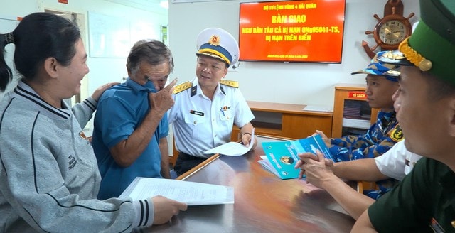 Bệnh xá đảo Song Tử Tây cứu chữa ngư dân đột ngột yếu người khi đang ăn cơm- Ảnh 2. Bệnh xá đảo Song Tử Tây cứu chữa ngư dân đột ngột yếu người khi đang ăn cơm- Ảnh 2.