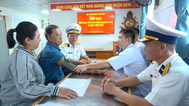 Bệnh xá đảo Song Tử Tây cứu chữa ngư dân đột ngột yếu người khi đang ăn cơm- Ảnh 3. Bệnh xá đảo Song Tử Tây cứu chữa ngư dân đột ngột yếu người khi đang ăn cơm- Ảnh 3.
