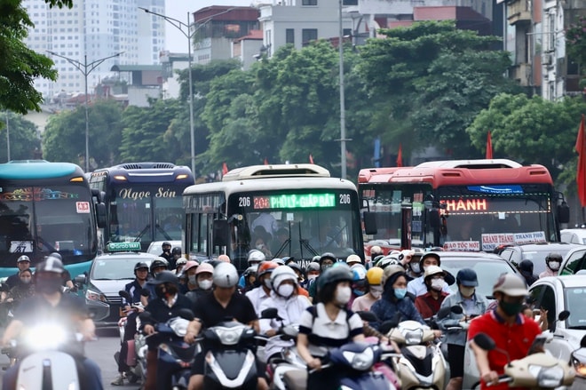 Người dân rời Thủ đô nghỉ Giỗ Tổ Hùng Vương, cửa ngõ 'tăng nhiệt', vành đai ùn dài- Ảnh 4.