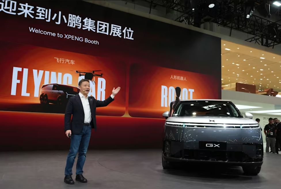 Ông He Xiaopeng, Chủ tịch kiêm Giám đốc điều hành của XPENG, phát biểu tại Triển lãm Ô tô Trung Quốc 2026 ở Bắc Kinh, ngày 24/4. (Ảnh: AP)