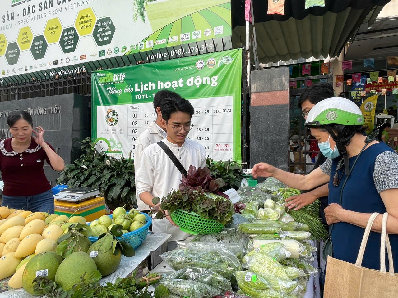 TP Hồ Chí Minh: Sức mua tăng mạnh trước lễ 30/4 - 1/5- Ảnh 1. TP Hồ Chí Minh: Sức mua tăng mạnh trước lễ 30/4 - 1/5- Ảnh 1.