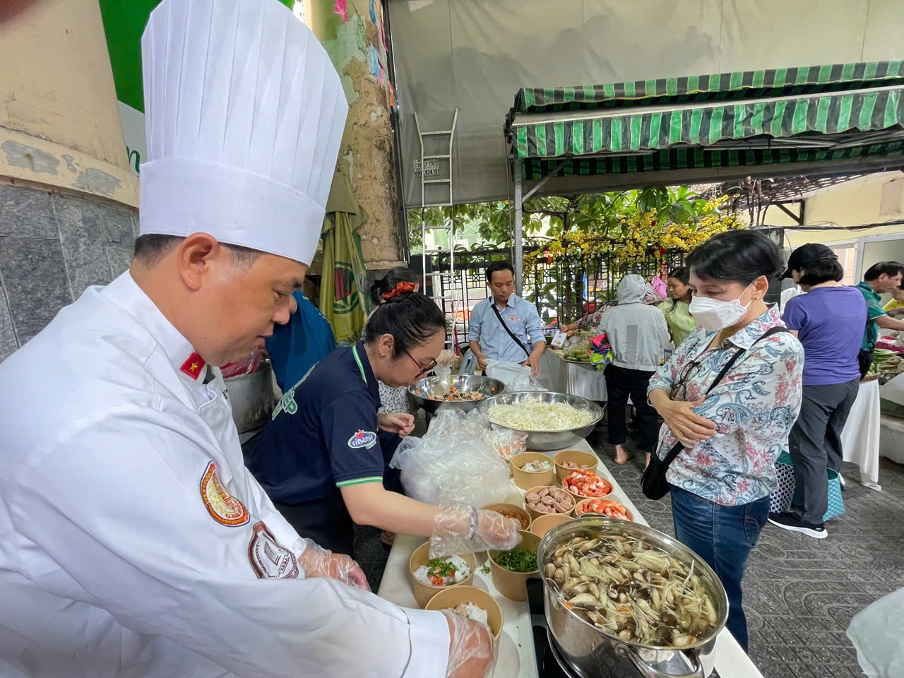 TP Hồ Chí Minh: Sức mua tăng mạnh trước lễ 30/4 - 1/5- Ảnh 4. TP Hồ Chí Minh: Sức mua tăng mạnh trước lễ 30/4 - 1/5- Ảnh 4.