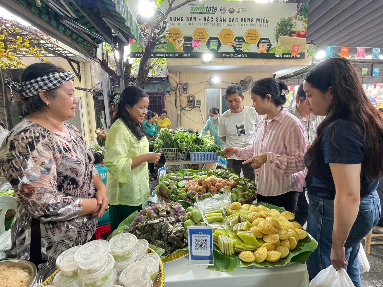 TP Hồ Chí Minh: Sức mua tăng mạnh trước lễ 30/4 - 1/5- Ảnh 2. TP Hồ Chí Minh: Sức mua tăng mạnh trước lễ 30/4 - 1/5- Ảnh 2.