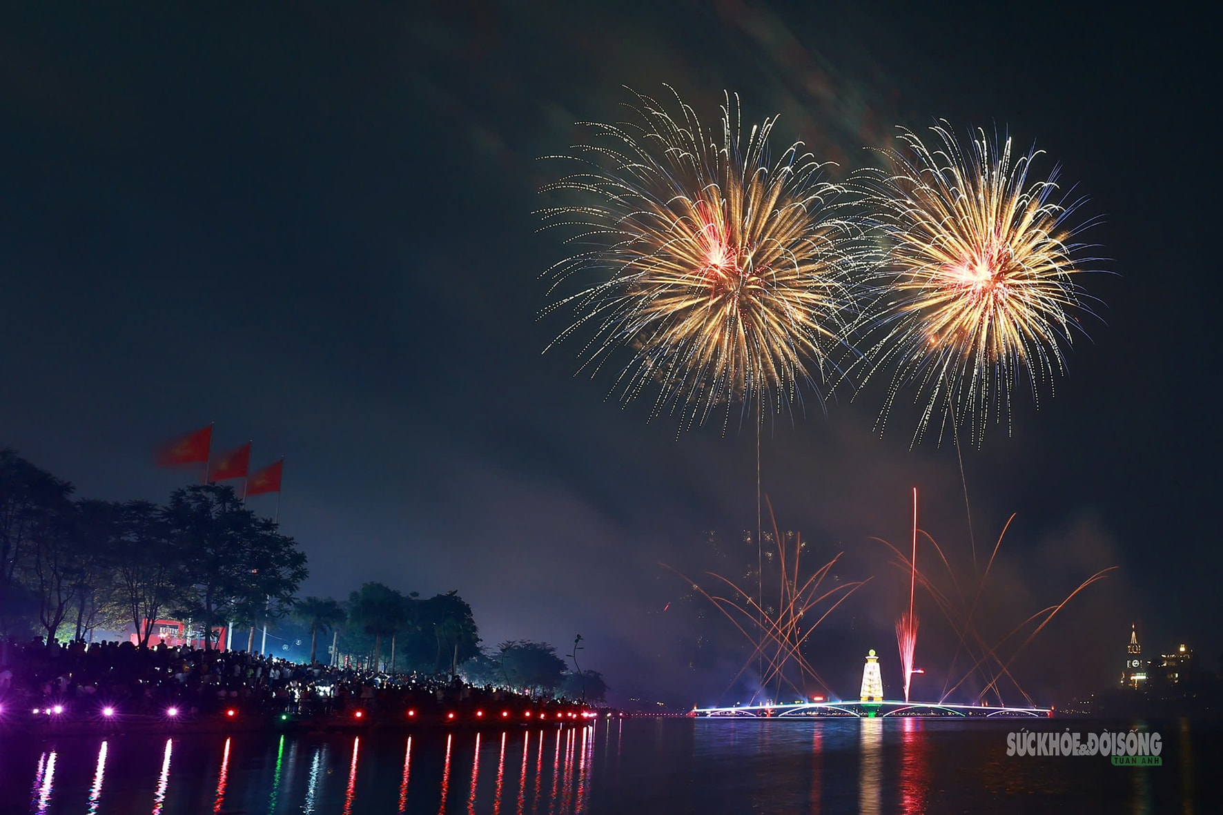 Pháo hoa rực sáng hồ Văn Lang, biển người reo vui trong đêm hội Đất Tổ- Ảnh 3.