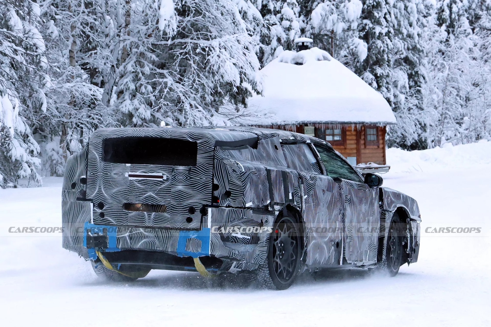 Đuôi xe gây ấn tượng với hệ thống khuếch tán lớn. (Ảnh: Carscoops)