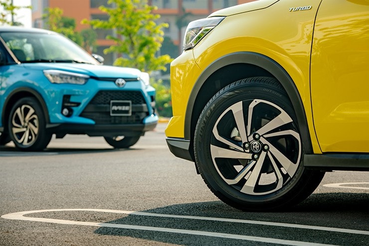 Phần thân xe Toyota Raize với mâm 17 inch lốc xoáy