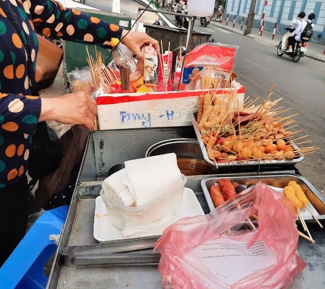 Đề xuất phạt đến 4 triệu đồng với hành vi không đeo gang tay, không cắt móng tay… khi bán thức ăn- Ảnh 1.