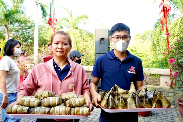 Hàng nghìn người dân và du khách đến dâng hương tại Đền Tưởng niệm các Vua Hùng ở TPHCM- Ảnh 10.