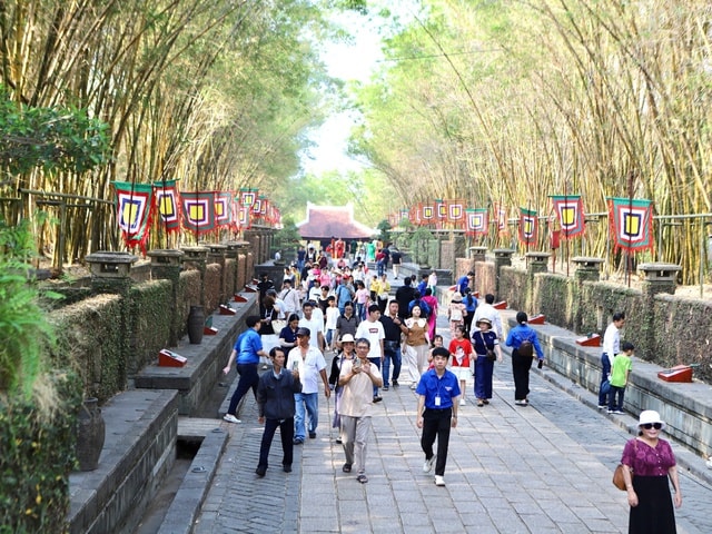 Hàng nghìn người dân và du khách đến dâng hương tại Đền Tưởng niệm các Vua Hùng ở TPHCM- Ảnh 12.