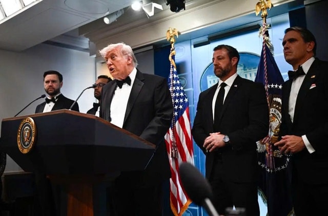 Xả súng tại tiệc báo chí Nhà Trắng: ông Trump thoát nạn, nghi phạm bị bắt giữ- Ảnh 1.