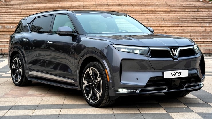 Chi tiết đầu xe VinFast VF 9 với dải đèn LED đặc trưng