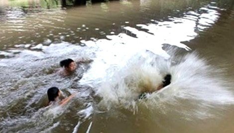 Đau lòng hai cháu nhỏ bị đuối nước khi tắm suối- Ảnh 1.