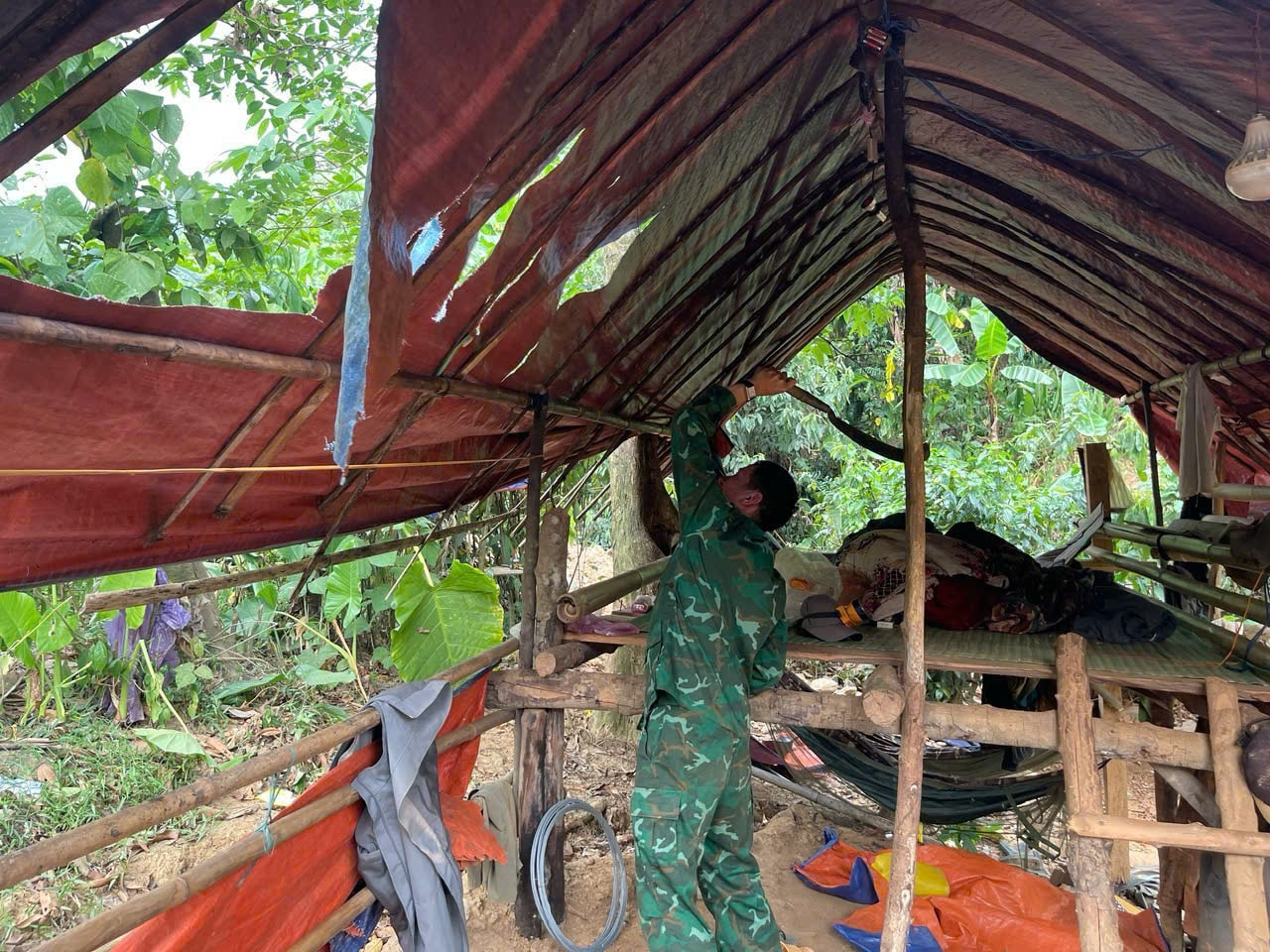 Bên trong điểm nóng khai thác vàng vừa bị truy quét ở Huế- Ảnh 4.