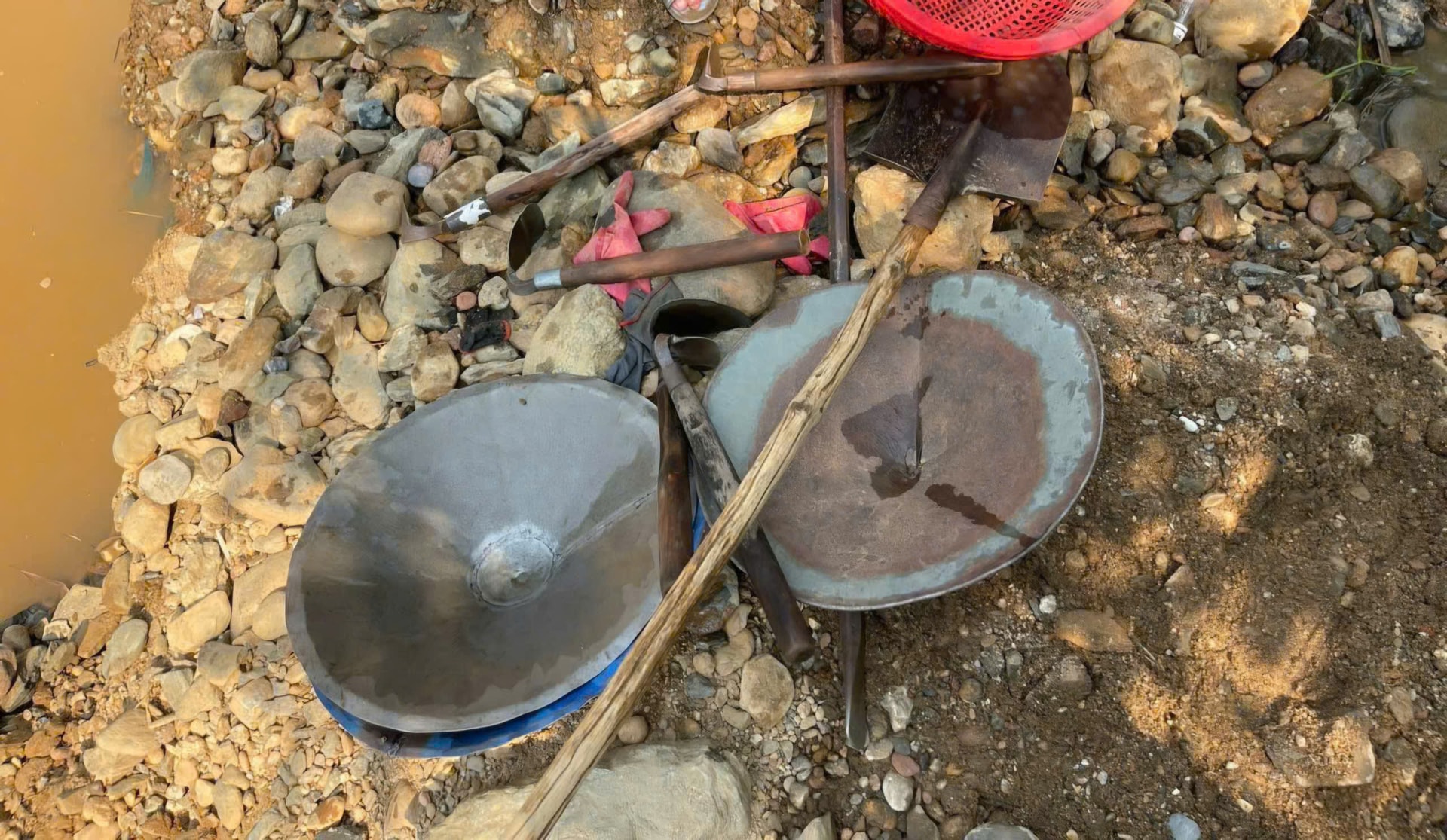 Bên trong điểm nóng khai thác vàng vừa bị truy quét ở Huế- Ảnh 2.