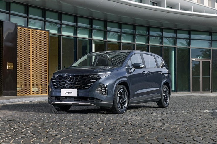 Ngoại thất Hyundai Custin với những đường gân dập nổi