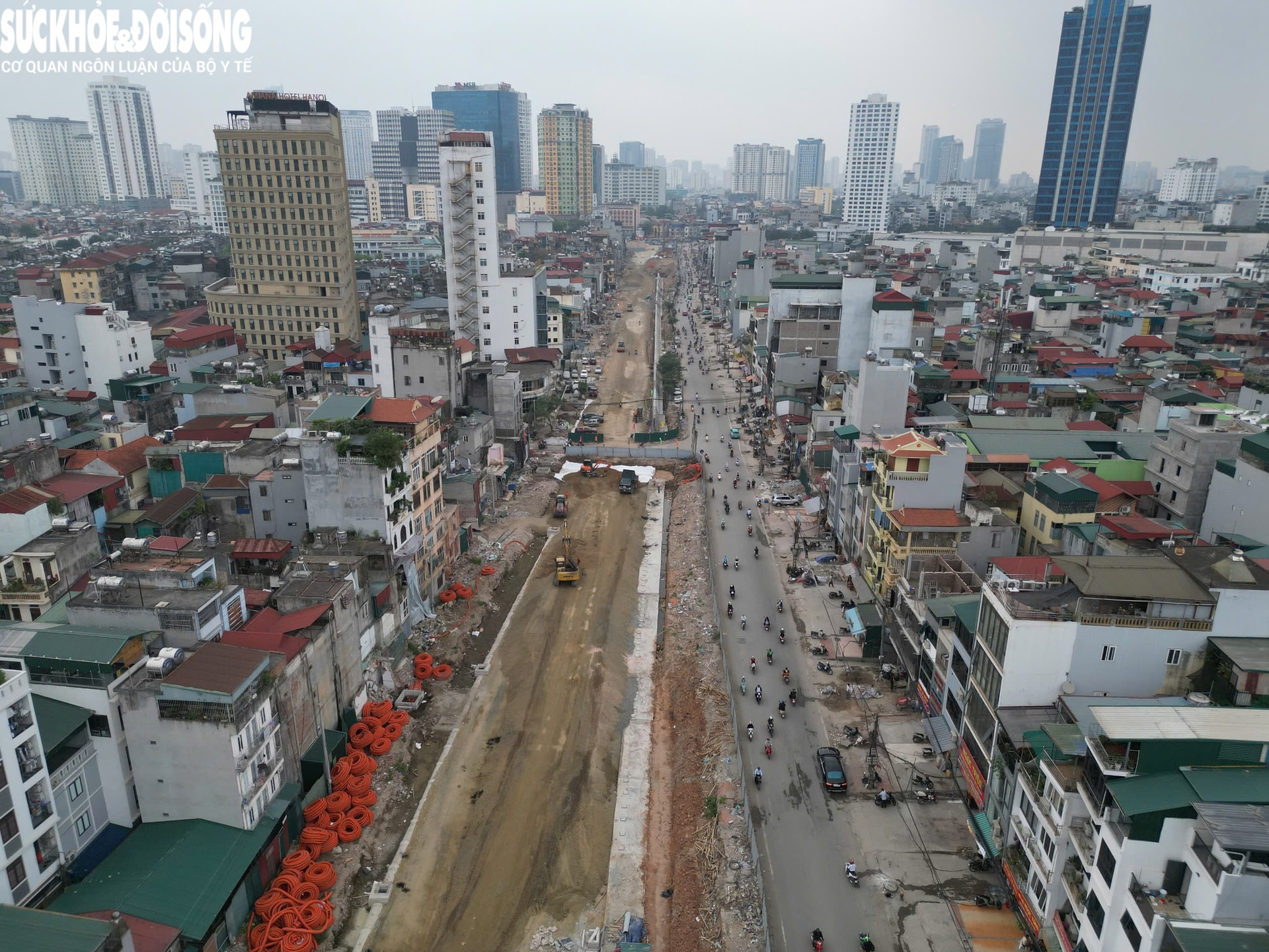 Cận cảnh khu vực cầu vượt Vành đai 1 xung đột với metro số 5 Văn Cao - Hòa Lạc - Ảnh 3.