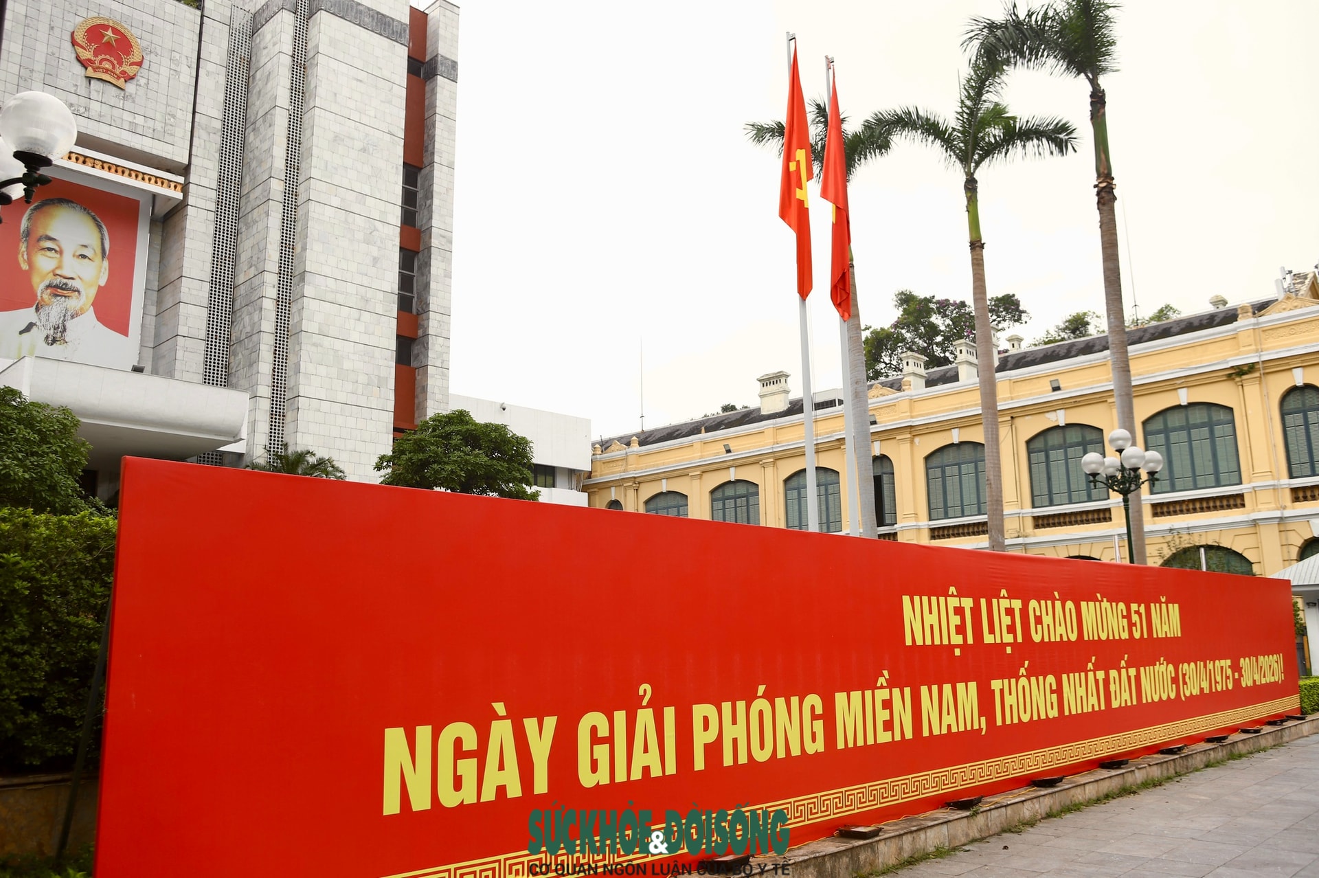 Phố phường Hà Nội rực rỡ cờ hoa hướng về ngày 30/4 vàQuốc tế Lao động 1/5- Ảnh 2.