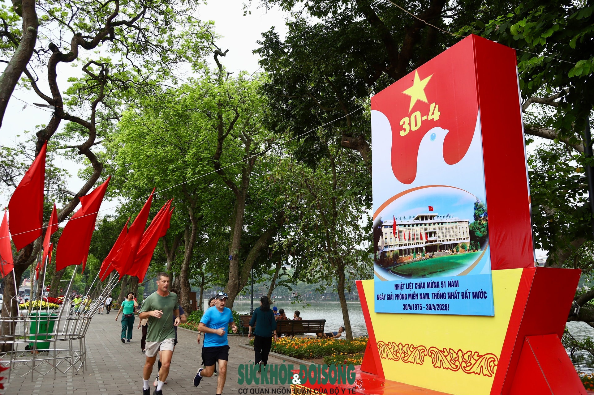 Phố phường Hà Nội rực rỡ cờ hoa hướng về ngày 30/4 vàQuốc tế Lao động 1/5- Ảnh 3.