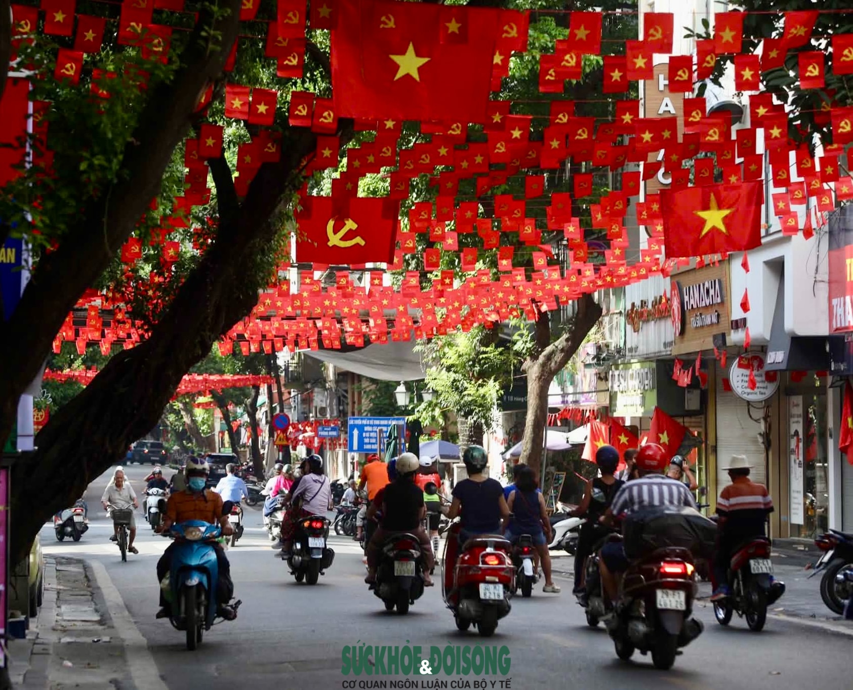 Phố phường Hà Nội rực rỡ cờ hoa hướng về ngày 30/4 vàQuốc tế Lao động 1/5- Ảnh 7.