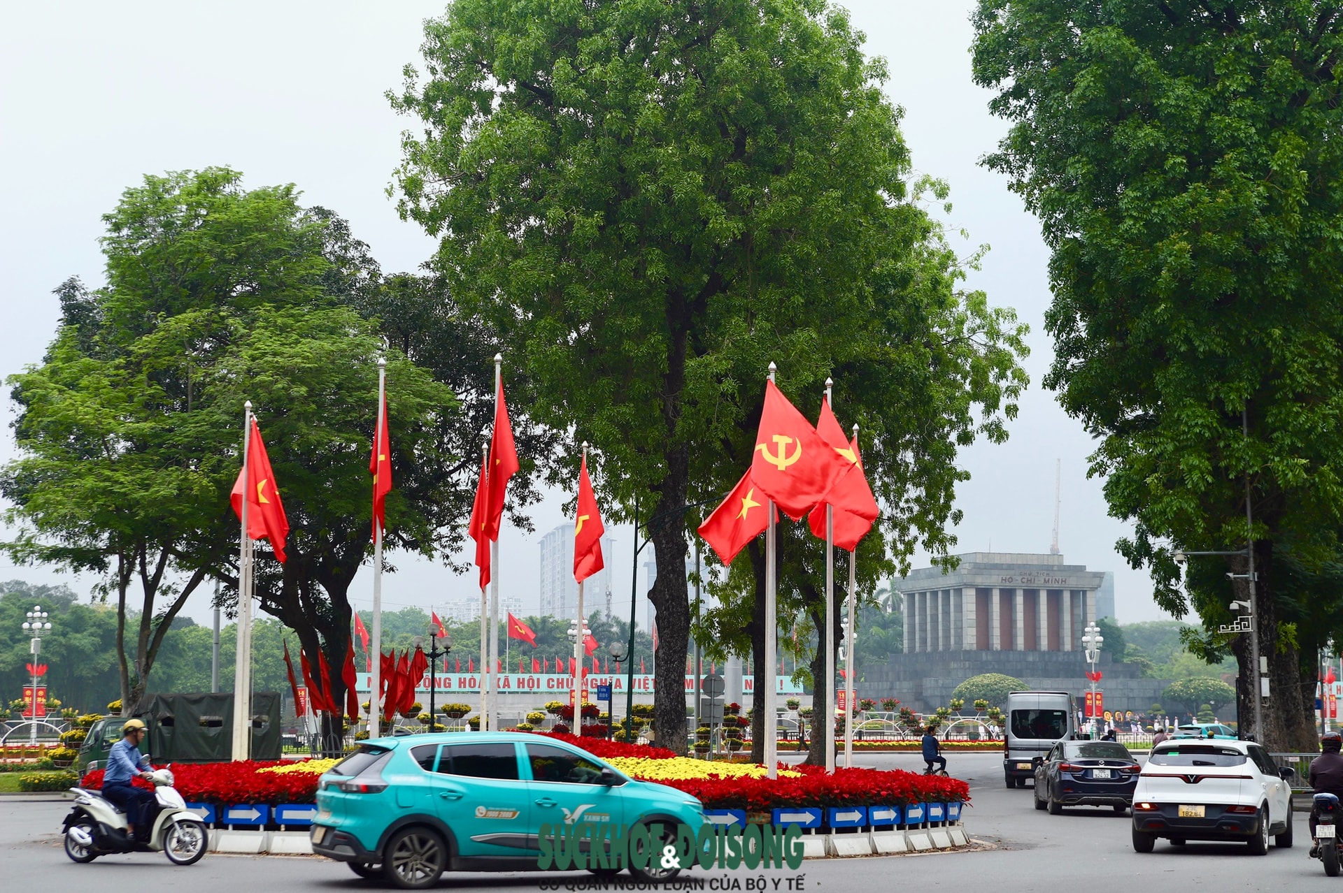 Phố phường Hà Nội rực rỡ cờ hoa hướng về ngày 30/4 vàQuốc tế Lao động 1/5- Ảnh 8.