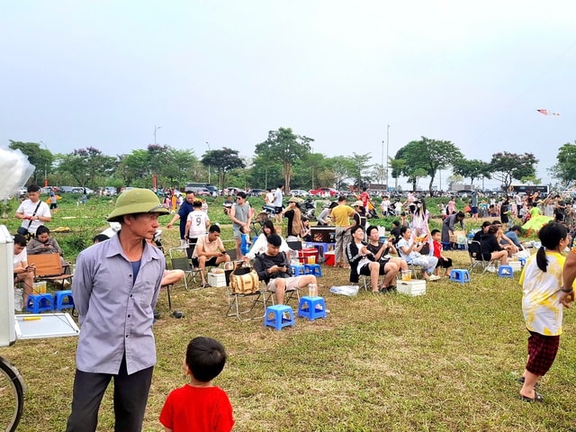 Thả diều - thú vui 'gây nghiện' mới của nhiều người Hà Nội: Mưa cũng chơi, tối vẫn đông kín bãi- Ảnh 8.