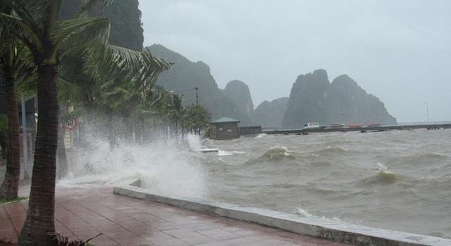 Cảnh báo dông lốc và mưa lớn vùng biển Quảng Ninh và Hải Phòng- Ảnh 1.